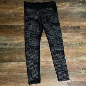 Under Armour Leggings! Size medium!